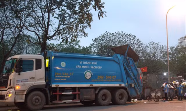 Hà Nội: Xe chở rác vẫn chình ình giờ cao điểm 