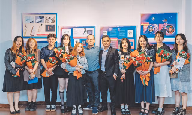 NTK Nguyễn Tri Phương Đông (giữa) cùng nhóm sinh viên ĐH Duy Tân trong ngày triển lãm các logo giật giải quốc tế Ảnh: NVCC