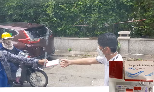 Một người tự nhận mình là nhân viên y tế giao thuốc Favipiravir và Molnupiravir cho phóng viên ảnh: PV
