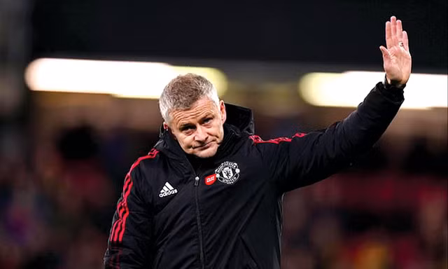 Ole Solskjaer rời sân Old Trafford sau ba năm trắng tay