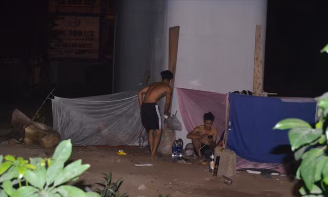 Anh Lô Văn Cà Huệ và nhóm bạn ngủ tại gầm cầu đường Vành đai 3 (chụp lúc vào tối 30/8/2021)