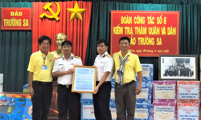 Viết và hát giữa trùng khơi 