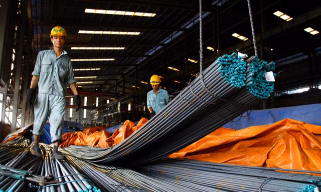 Doanh nghiệp Việt Nam vẫn nhập nhiều nguyên, phụ liệu từ Trung Quốc để phục vụ sản xuất Ảnh: Như Ý 