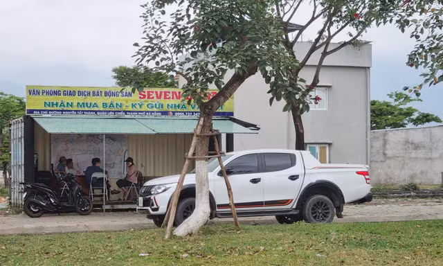 Tại “Phố bất động sản” ở đường Nguyễn Tất Thành nối dài (TP Đà Nẵng), các ki - ốt nhộn nhịp giao dịch Ảnh: Thanh Trần