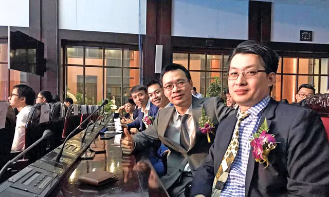 Anh Nguyễn Đình Quý (ngoài cùng phải) cùng thành viên nhóm VietSearch Lưu Vĩnh Toàn, Phạm Xuân Lâm, Hà Duyên Hóa trong lễ trao giải Nhân tài đất Việt 2019 Ảnh: NVCC