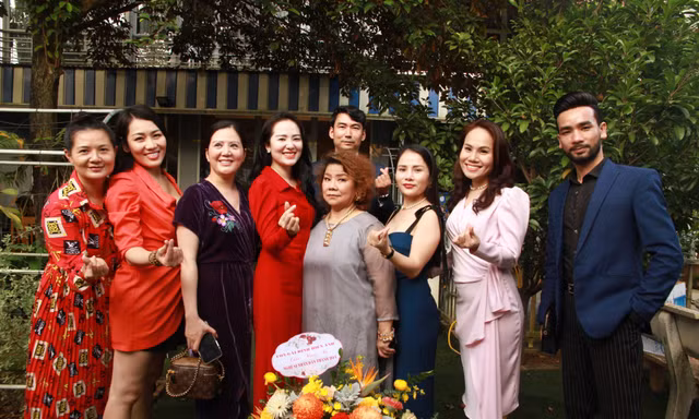 NSND Thanh Hoa và một số thành viên APPA. Đứng sau là ông Parl Inkee- đại diện Ủy ban Bản quyền Tác giả Hàn Quốc- Ảnh: N.M.Hà 