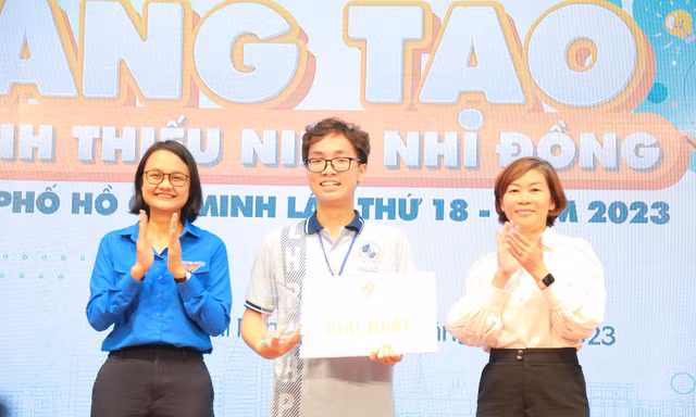 Teen THPT chuyên Lê Hồng Phong đoạt giải với sản phẩm hỗ trợ người câm điếc