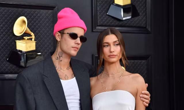 Phản ứng tinh tế của Justin Bieber khi bà xã Hailey bất ngờ được người hâm mộ cầu hôn