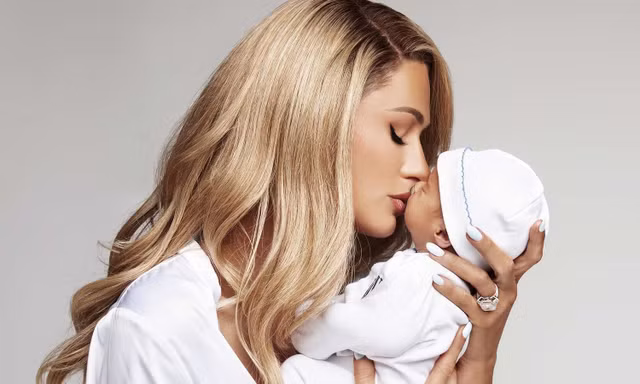 Paris Hilton khoe ảnh con trai mới chào đời, tiết lộ đã chọn tên từ 10 năm trước