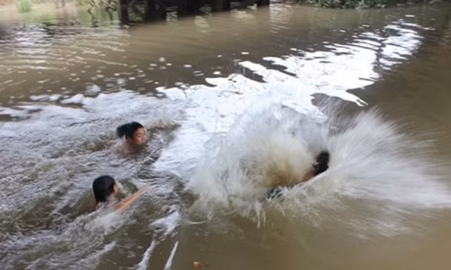 Ba cháu nhỏ ngã suối, một cháu bị nước cuốn trôi