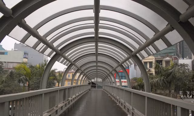 Đề xuất xây cầu bộ hành ở TPHCM có thang máy, điều hòa