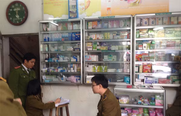 Lực lượng chức năng kiểm tra nhà thuốc 11A An Dương, Tây Hồ. Ảnh: TQ