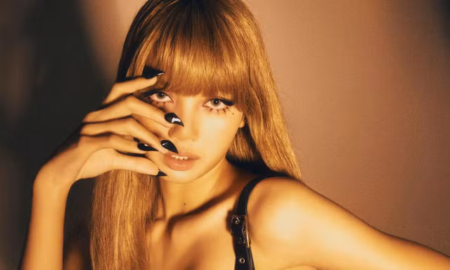 Lisa BLACKPINK ra mắt phim tài liệu kể lại một năm lột xác sau khi "ra riêng"