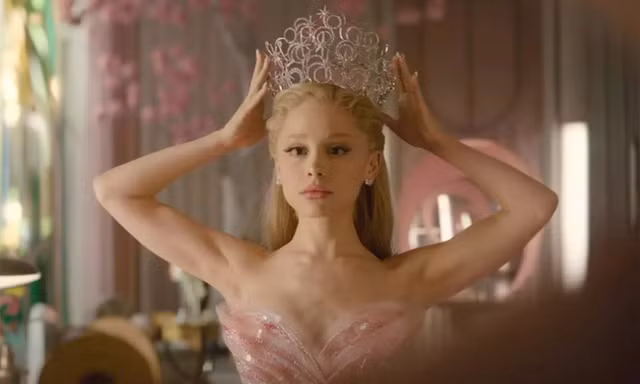 Ariana Grande tiếp tục hóa "công chúa phép thuật" trong "Wicked" phần hai