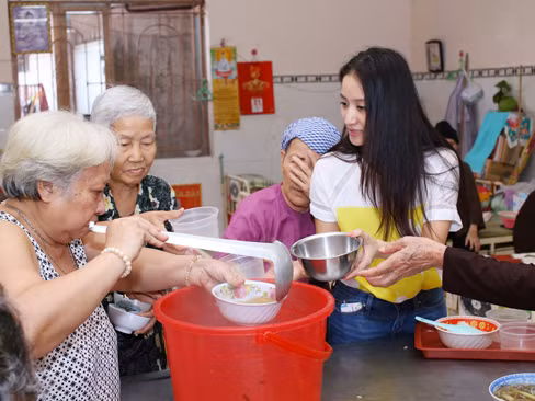 Khánh Thi trao quà cho các cụ già neo đơn ở chùa