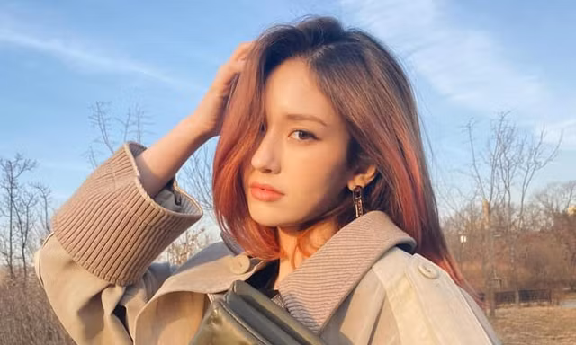 Trước khi là “bạn thân của Louis Vuitton”, Jeon Somi từng bị chỉ trích vì một món đồ LV