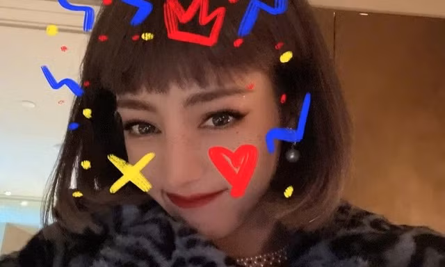 Đội tóc giả chụp selfie, Địch Lệ Nhiệt Ba không ngờ bị netizen nhận nhầm thành Lisa
