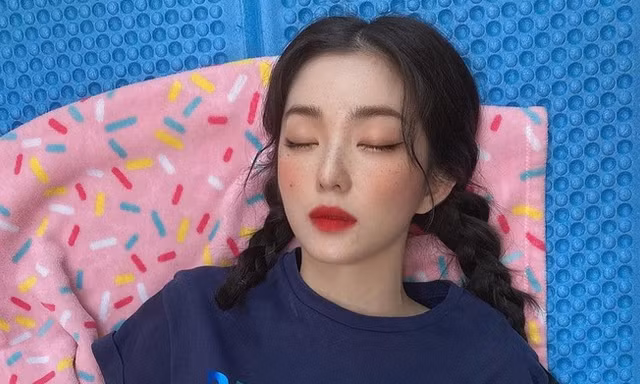 Biết rằng hành động này không tốt cho làn da nhưng nhiều nữ idol vẫn không thể từ chối