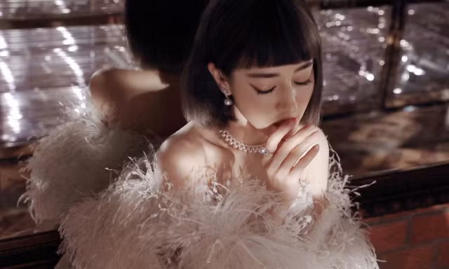 Hiếm hoi lắm Địch Lệ Nhiệt Ba mới chịu cảnh kém sắc trên thảm đỏ vì chọn nhầm tạo hình