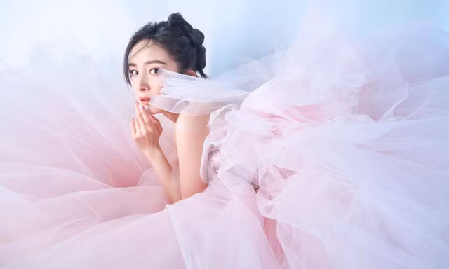 Lai lịch gây sốc của chiếc váy hồng “xa xỉ nhưng chẳng đẹp” mà Dương Mịch vừa diện
