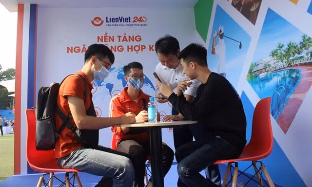 Chỉ cần 2 phút, mở thành công LienViet24h tại Sóng Festival