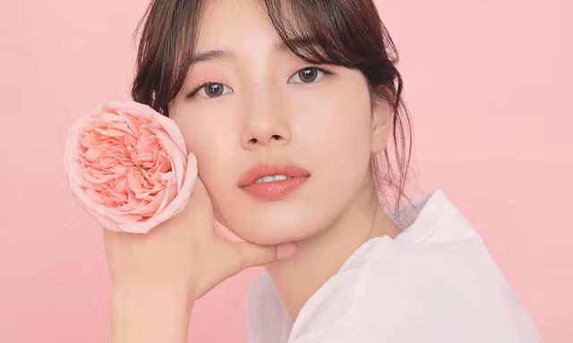 Muốn tìm mỹ nhân đẹp tự nhiên của K-Pop, cứ đến trụ sở JYP là gặp ngay