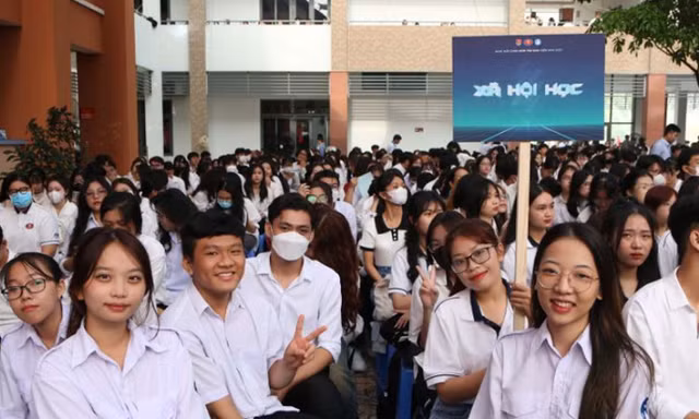 Trường ĐH KHXH&NV TPHCM không tổ chức khai giảng, dùng kinh phí ủng hộ đồng bào vùng lũ