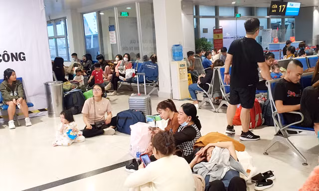 Sân bay Tân Sơn Nhất đông nghịt, khách vật vã từ mờ sáng 27 Tết