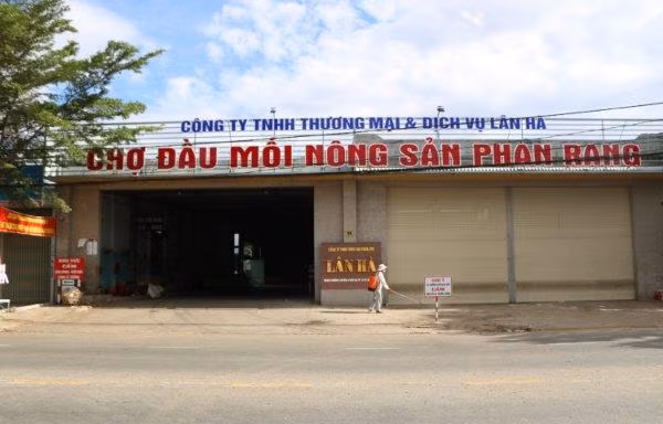 Chợ nông sản lớn nhất tỉnh Ninh Thuận tạm thời đóng của truy vết do có 2 ca mắc COVID-19 vào chợ hôm 18/7
