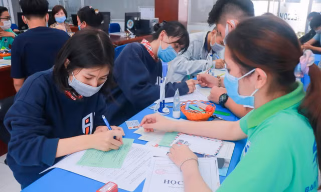 Thí sinh làm thủ tục nộp hồ sơ học bạ tại Trường Đại học Công nghiệp Thực phẩm TPHCM
