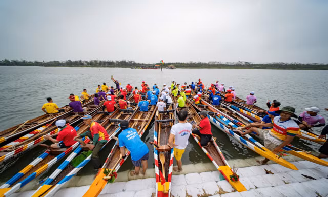 Hàng nghìn người dân cổ vũ đua ghe dưới trời mưa lạnh