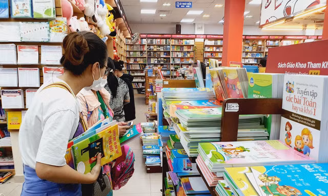 Phụ huynh TPHCM 'đỏ mắt' tìm sách cho con