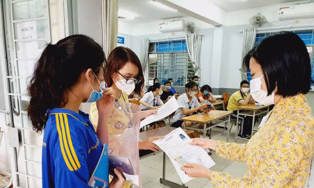 TPHCM: Đình chỉ 6 thí sinh vì mang điện thoại vào phòng thi