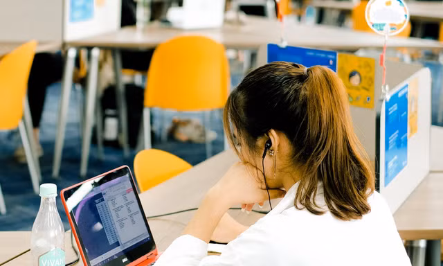 Sinh viên có thể lựa chọn học trực tuyến hoặc trực tiếp 