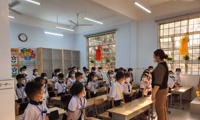 TPHCM: Phụ huynh than phiền nhà vệ sinh dơ bẩn, các loại phí đầu năm học quá lớn