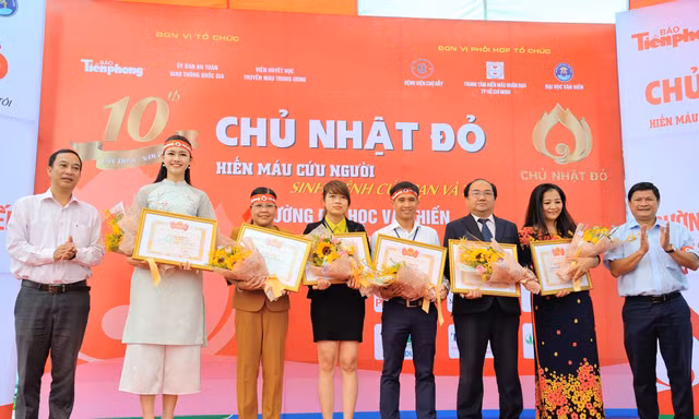 Báo Tiền Phong phát động Chủ nhật Đỏ 2024 hiến máu cứu người tại Trường ĐH Văn Hiến