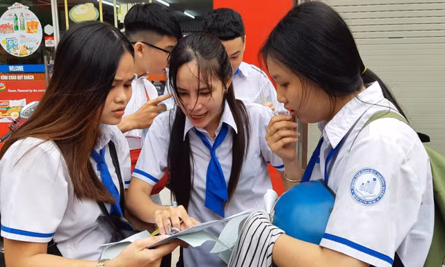 Đề Văn không ngạc nhiên nhưng với tuổi 18 khó có thể làm tốt