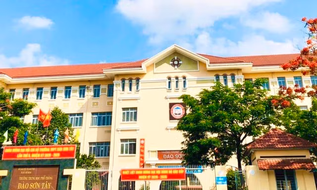 Hiệu phó trường THPT ở TPHCM tát học sinh ù tai