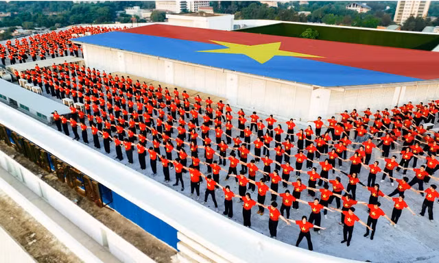 Trường học rợp cờ Tổ quốc, học sinh diện áo cờ đỏ sao vàng đi học