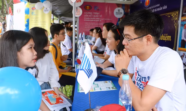 Sinh viên tìm hiểu về ngành nghề, phương thức xét tuyển vào các trường đại học