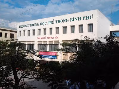 Bị review bán đồng phục, ép mua ba lô: Hiệu trưởng Trường THPT Bình Phú nói do nhân viên làm sai!