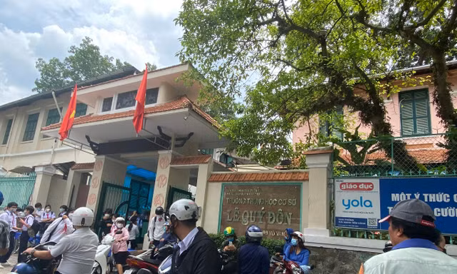 Choáng với quỹ phụ huynh 270 triệu đồng, chi 58 triệu làm quà cho giáo viên