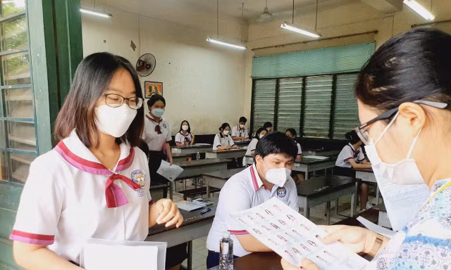TPHCM: Đình chỉ thí sinh mang điện thoại di động vào phòng thi
