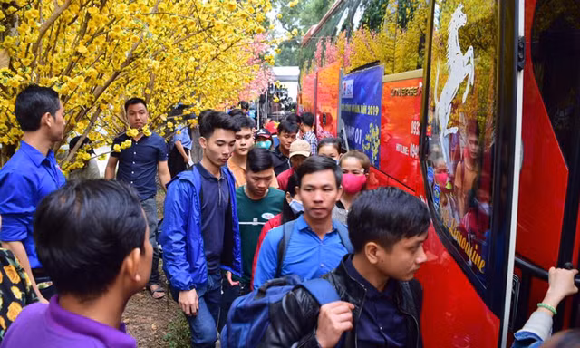 Chuyến xe nghĩa tình đưa hơn 1.500 công nhân từ Sài Gòn về quê đón tết