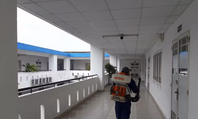 Phun thuốc khử trùng tại Trường ĐH Mở TPHCM