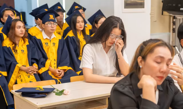 Xúc động chiếc ghế trống trong lễ tốt nghiệp và tấm bằng nhận thay
