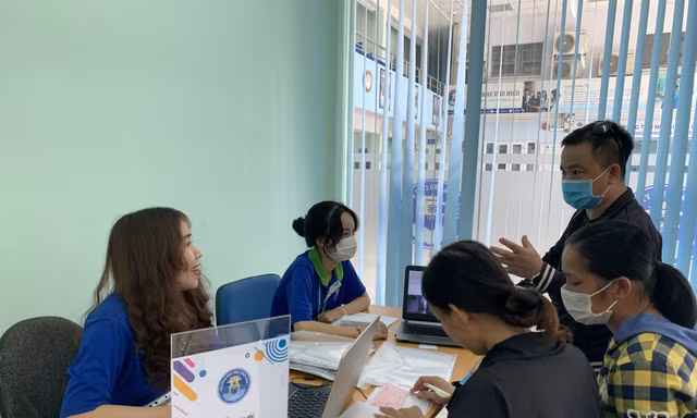 Thí sinh tìm hiểu thông tin nhập học tại Trường ĐH Văn Hiến