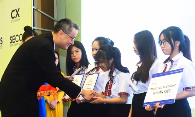 Trao hơn 8 tỷ đồng học bổng cho học sinh, sinh viên khó khăn