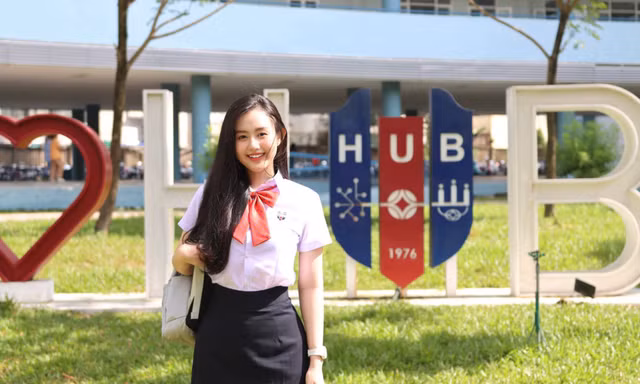 Nữ sinh năm 2 là tân hoa khôi Trường ĐH Ngân hàng TPHCM