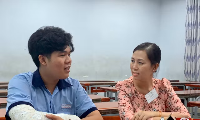 Chia sẻ 'bất ngờ' của giám thị viết bài giúp thí sinh thi vào 10 ở TPHCM